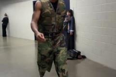 找槍王打仗去！亞歷山大一身迷彩入場備戰(zhàn)