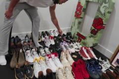 整屋都是。 這你受得了嗎？塔圖姆的球鞋屋