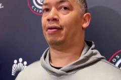 走錯片場了？看到那顆球發出來會不會下意識用手接呢