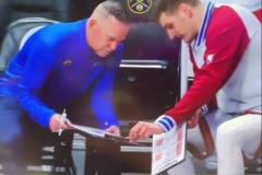 巨星之間惺惺相惜！喬丹看小卡的眼神里全是欣賞啊！