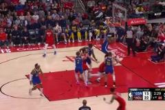 關鍵轉折點？火勇籃下激烈對抗，巴特勒空中遭背后沖撞重重倒地，受傷返回更衣室！