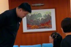 小朋友：我是叫你先生還是老師？姚明幽默回應(yīng)：下次叫我小姚就行