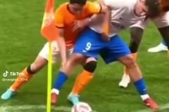 中國球員足球智商火爆外網(wǎng)！原來足球還可以這么踢