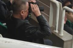 巴特勒受傷后扶腰下場，與板凳席上的庫里擊掌后離場返回更衣室