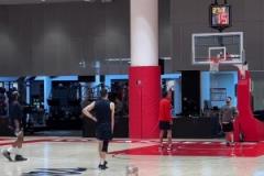 丹子得找到手感呀！回到主場 哈登和博格丹繼續一塊練習三分