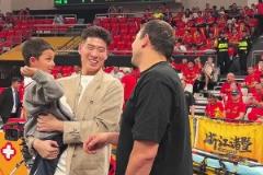 還回來做主教練嗎？西熱力江帶兒子現身廣廈主場看比賽