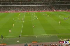 怎么想的？厄德高示意回傳門將，薩利巴仍傳厄德高導致送禮