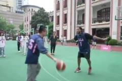 徐靜雨立棍單打羅斯，翻身跳投差點(diǎn)進(jìn)了，這技術(shù)是什么水平？