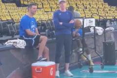 看著自己親手組建的陣容！雷霆賽前熱身時(shí)普雷斯蒂和教練閑聊！