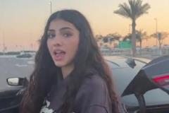 外國(guó)人真早熟…迷你羅女朋友的穿搭樸素，這是啥車啊