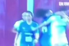 格斗場！女足直接給了對方球員臉部一拳，你還是打UFC去吧