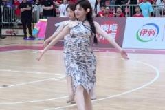 啦啦隊上旗袍，這誰來都頂不住啊！