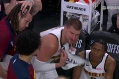 心態崩了！約老師暫停與主帥激烈爭吵！氣到直接癱坐在板凳上