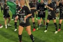 尤文女足奪聯賽冠軍后，足壇最性感女球員萊曼領舞慶祝