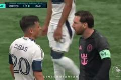 很憤怒！對(duì)方的犯規(guī)讓梅西不滿，他一直在說些什么