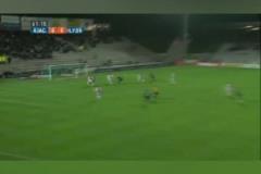 無解！中圈附近任意球小儒尼尼奧直接轟進，這球只能用震驚形容！