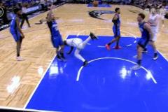 沒必要的動作！科爾-安東尼兇狠拉拽 將上籃的布朗干翻在地