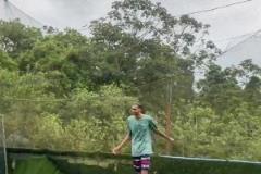 文班亞馬在哥斯達黎加與當地青少年踢足球，看著狀態很好！