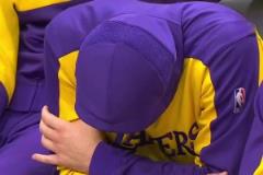 東契奇腸胃不適 坐在場邊表情痛苦