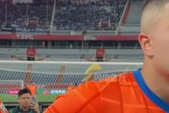 面對球迷不離不棄，克雷桑、瓦科、王大雷等泰山隊員眼眶濕潤