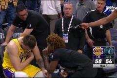 明顯胃部不適！半場結(jié)束后東契奇回到板凳席，一臉難受