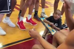 在尿都控制不了的歲數，卻能控制籃球隊的場