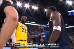 心態真好！最后時刻湖人落后7分，詹姆斯與愛德華茲場邊有說有笑