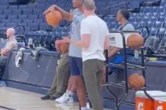 說了什么？普雷斯蒂視察雷霆隊(duì)內(nèi)訓(xùn)練，與SGA交談許久！