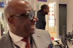 小卡對穿著西裝參加G3的祖巴茨表示喜愛，鏡頭掃到就默默離開