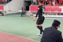 泰山-1申花，王大雷賽后謝場，女球迷高喊：我們永遠支持你們