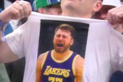 森林狼球迷的衣服上印著東契奇哭泣照片