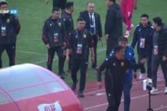 暴怒，主裁判點后又被邊裁取消，中甲青島紅獅教練怒摔身份牌