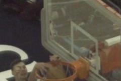 官方回看中心看戈登扣籃絕殺，終場哨響前，球已脫離戈登的手！