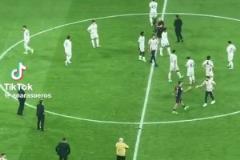 不服！賽后貝林厄姆要找裁判理論被隊友們攔住