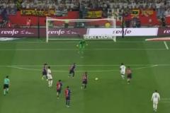 皇馬球迷發問：當球門前空無一人時，維尼修斯會去邊路？