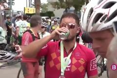 享受生活！阿扎爾參加自行車賽，賽后還喝了瓶啤酒