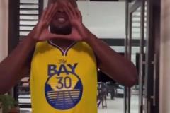 博爾特身穿勇士30號球衣為勇士季后賽吶喊加油！