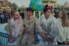 看上了？迷你羅被小美女問及是否有女友，迷你羅有點(diǎn)害羞了