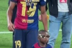 亞馬爾：老弟你是多弗朗明哥嘛亞馬爾老弟：沒錯我是！！