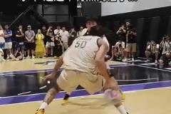 戈登今日補扣絕殺快船，但他的運球也是相當炸裂