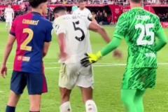 貝林厄姆被巴薩球員扶起，最近高強度比賽也是燃盡了自己