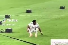 很沮喪！國王杯失利之后，瓊阿梅尼被拍到一個人坐在場上