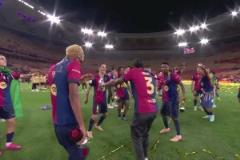 接著奏樂接著舞！巴薩奪冠亞馬爾和眾將跳舞慶祝！