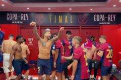 載歌載舞！巴薩眾將更衣室慶祝奪冠！