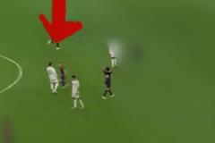 比賽結束后，加維跑到阿森西奧面前羞辱