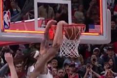 游走在規則的邊緣！燈亮的時候，戈登的手到底有沒有完全離開球呢？