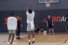 絲滑傳人？26屆熱門秀迪班薩和喬治一起訓練 胯下撤步還真挺像