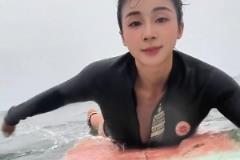 這體格！源哥又去沖浪了：在海里就會莫名其妙地覺得快樂~