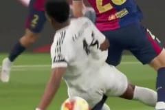 這動作很危險！瓊阿梅尼剪刀腳犯規染黃，奧爾莫痛苦倒地