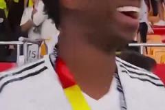 有何深意？維尼修斯與巴薩球迷沖突，大笑并比出5的手勢！